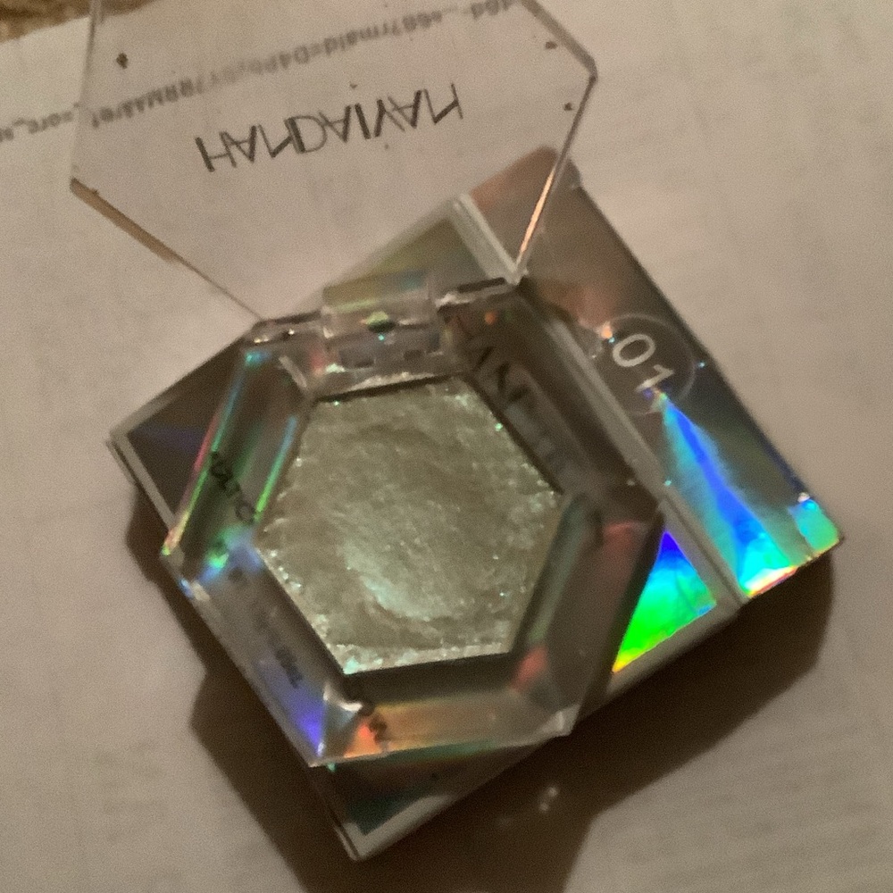Holographic Silver Eyeshadow - Picture 2 of 2